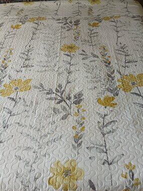 Beautiful Floral Full/Queen size Quilt w/ matching shams